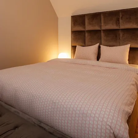Jezerska With Jacuzzi & Pool Apartment *