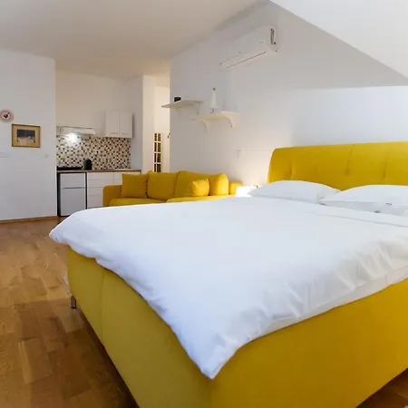 Jezerska With Jacuzzi & Pool Apartment