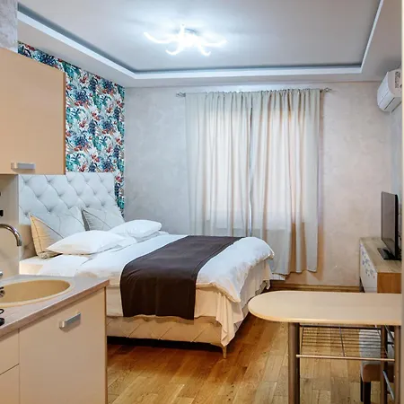 Jezerska With Jacuzzi & Pool Apartment
